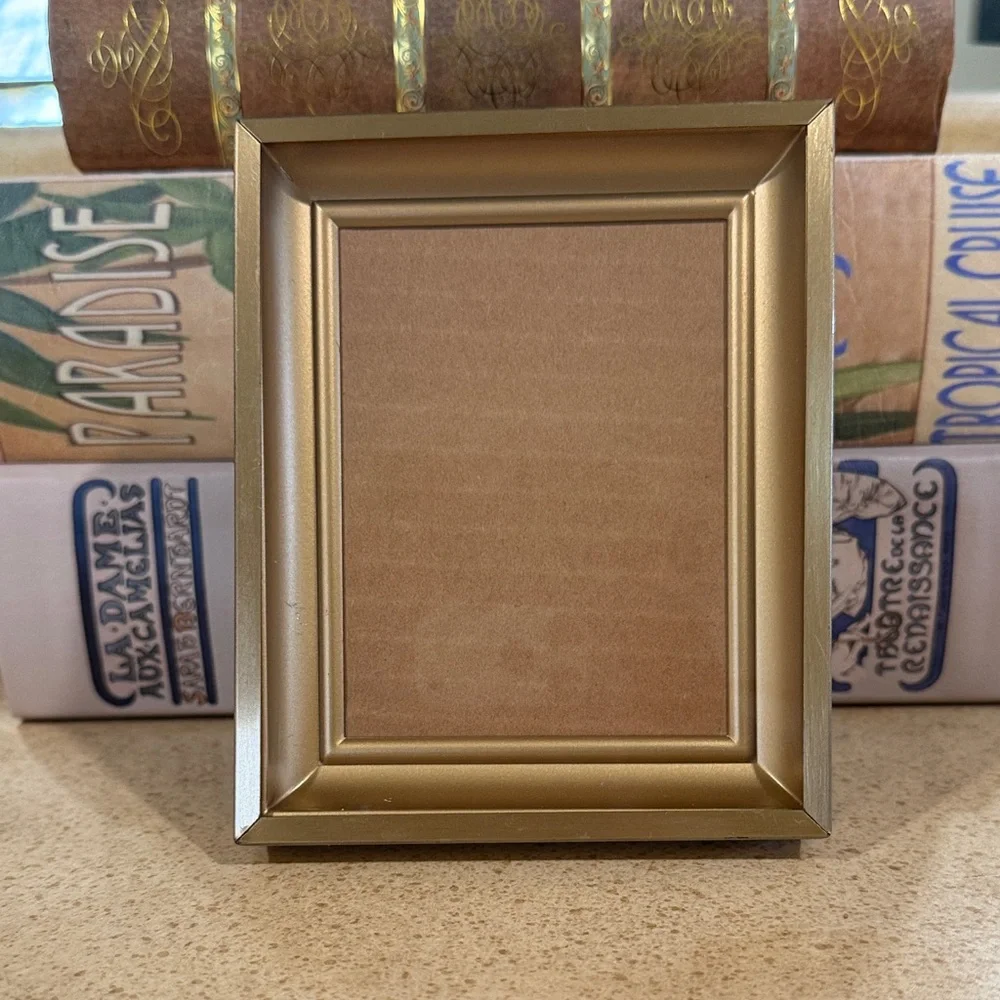 VINTAGE ELEGANT GOLD METAL FRAME HOLDS 3 x 4 PICTURE OR PHOTO EASEL STAND/HANG